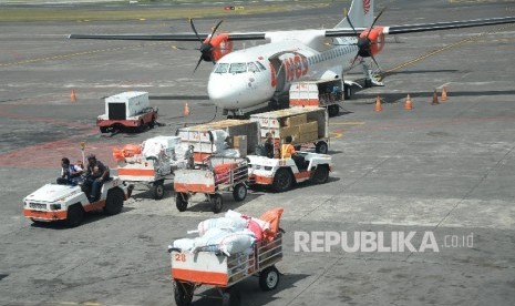 Aktivitas bongkar muat bagasi pesawat di Bandar Udara Ngurah Rai, Bali, Rabu (18/5).(Republika /  Yasin Habibi)