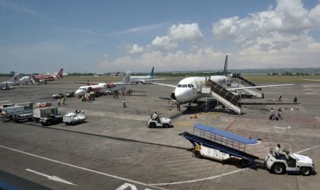 Aktivitas bongkar muat barang di Bandara Ngurah Rai, Denpasar, Bali, Rabu (27/4).