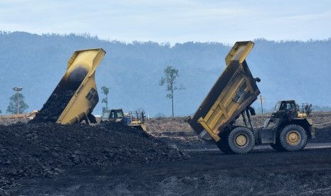 Aktivitas bongkar muat batubara di area pertambangan PT Adaro Indonesia di Tabalong, Kalimantan Selatan, Selasa (17/10). 