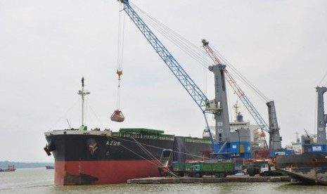 Loading activities at Tanjung Perak Port, Surabaya (illustration)