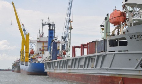 Aktivitas bongkar muat di Pelabuhan Tanjung Perak, Surabaya