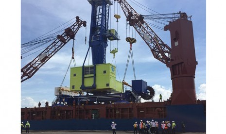 Aktivitas bongkar muat di Pelabuhan Tanjung Perak, Surabaya.