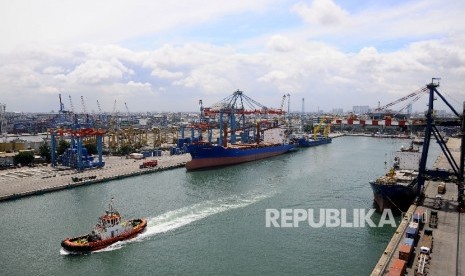  Aktivitas bongkar muat di Pelabuhan Tanjung Priok, Jakarta Utara, Selasa (7/2).