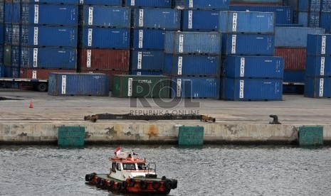 Aktivitas bongkar muat di Pelabuhan Tanjung Priok, Jakarta, Selasa (15/12). 