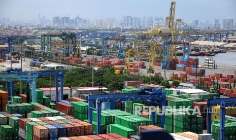 Aktivitas bongkar muat di Pelabuhan Tanjung Priok, Jakarta Utara, Selasa (7/2).