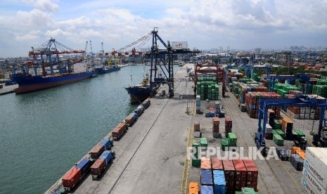 Aktivitas bongkar muat di Pelabuhan Tanjung Priok, Jakarta Utara, Selasa (7/2). 