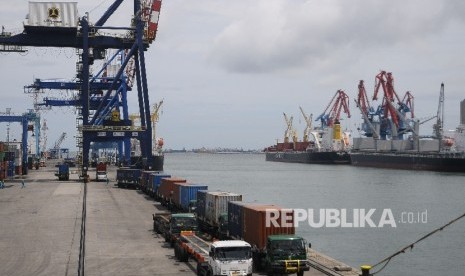 Aktivitas bongkar muat di Pelabuhan Tanjung Priok, Jakarta Utara, Selasa (7/2).