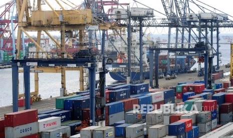  Aktivitas bongkar muat peti kemas di Jakarta Internasional Container Terminal (JICT) Tanjung Priok, Jakarta, Senin (15/2).