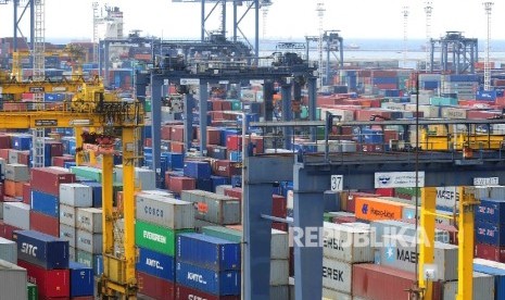 Aktivitas bongkar muat peti kemas di Jakarta Internasional Container Terminal (JICT) Tanjung Priok, Jakarta, Senin (15/2).