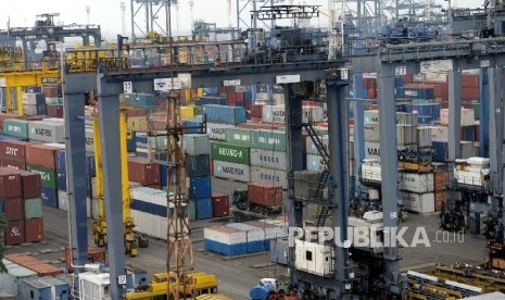  Aktivitas bongkar muat peti kemas di Jakarta International Container Terminal (JICT), Pelabuhan Tanjung Priok, Senin (17/4). 