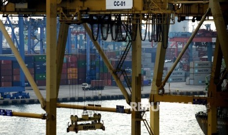  Aktivitas bongkar muat peti kemas di Jakarta International Container Terminal (JICT), Pelabuhan Tanjung Priok, Senin (17/4).