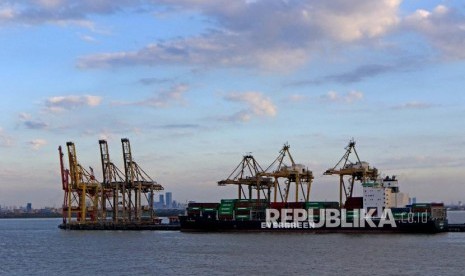 Aktivitas bongkar muat peti kemas di Pelabuhan Tanjung Perak, Surabaya, Jawa Timur, Kamis (11/7).