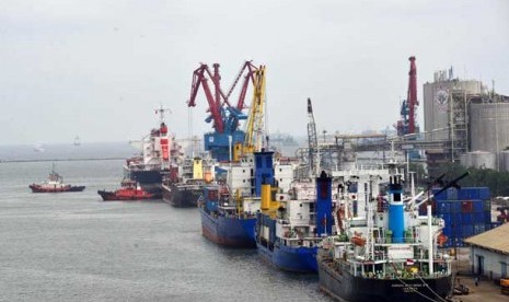 Aktivitas bongkar muat peti kemas di Pelabuhan Tanjung Priok, Jakarta Utara.