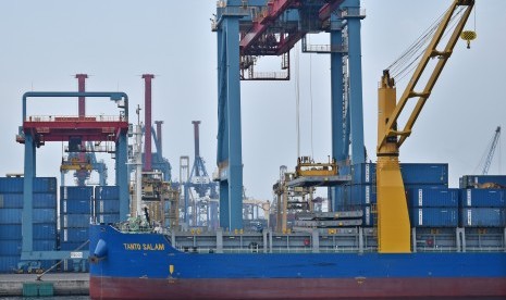 Aktivitas bongkar muat peti kemas di Pelabuhan Tanjung Priok, Jakarta, Senin (15/4/2019). 