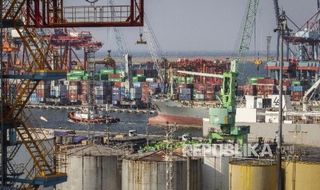 Aktivitas bongkar muat peti kemas di Pelabuhan Tanjung Priok, Jakarta Utara, Jumat (28/6).