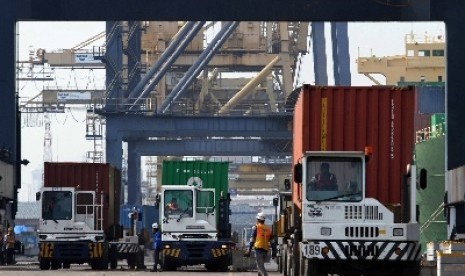 Aktivitas bongkar muat peti kemas di Pelabuhan Tanjung Priok, Jakarta.