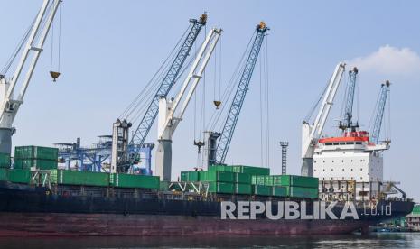 Aktivitas bongkar muat peti kemas di Pelabuhan Tanjung Priok, Jakarta, Rabu (29/4). Laju inflasi di Amerika Serikat (AS) disebut berpotensi mengalami hiperinflasi. 