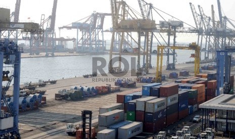 Aktivitas bongkar muat peti kemas di terminal peti kemas Jakarta International Cointainer Terminal (JICT), Tanjung Priok, Jakarta.