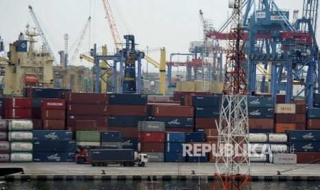 Aktivitas bongkar muat petikemas di JICT, Pelabuhan Tanjung Priok, Jakarta, Ahad (18/9). (Republika/ Wihdan)