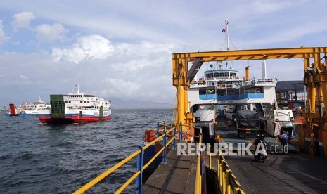 Aktivitas bongkar muat kendaraan di dermaga Pelabuhan Ferry yang dikelola ASDP (ilustrasi) 