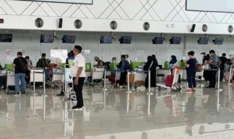 Aktivitas calon penumpang transportasi di Terminal Penumpang Bandara Internasional Jenderalo Ahmad yani Semarang, Jawa Tengah, Senin (29/8).