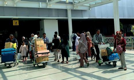 Aktivitas dan kesibukan yang terpantau di terminal penumpang Bandara Internasional Jenderal Ahmad Yani Semarang, Selasa (4/7). 