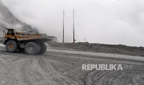  Aktivitas dan lokasi penambangan di Grasberg yang selalu tertutup kabut dengan kandungan oksigen yang tipis. 