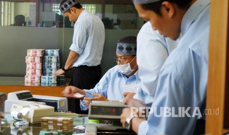 Aktivitas petugas menghitung uang rupiah  di Bank Indonesia (BI) Bandung. (Republika/Edi Yusuf)     