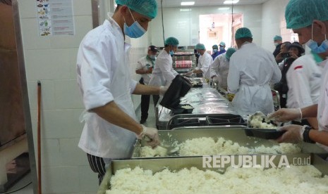  Menag Tinjau Dapur Katering Haji di Madinah, Ada Juru Masak Indonesia. Foto: Aktivitas di dapur perusahaan katering Al Yasirah Al Arabiyyah di Madinah, Ahad (30/7).