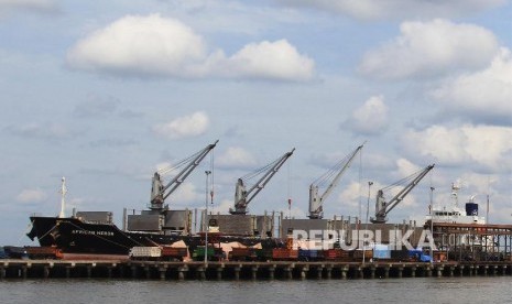 Aktivitas di Dermaga C Pelabuhan PT. Pelindo I Dumai di Dumai, Riau, Sabtu (11/1).