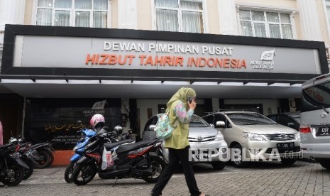  Aktivitas di kantor DPP Hizbut Tahrir Indonesia (HTI), Jakarta, Senin (8/5).