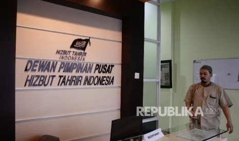 Aktivitas di kantor DPP Hizbut Tahrir Indonesia (HTI), Jakarta.