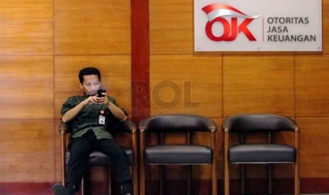 Aktivitas di kantor Otoritas Jasa Keuangan (OJK), Jakarta, Senin (22/9). (Republika/Yasin Habibi)