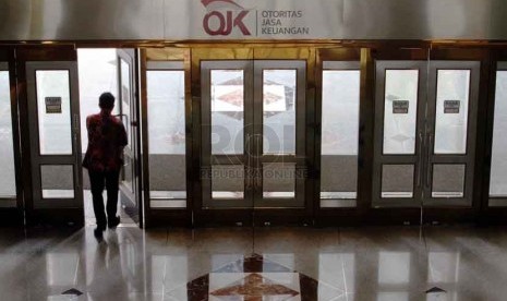 Aktivitas di kantor Otoritas Jasa Keuangan (OJK), Jakarta, Senin (22/9). Otoritas Jasa Keuangan (OJK) berkomitmen terus mendorong peningkatan kualitas dan maturitas fungsi audit internal di bidang perbankan. 