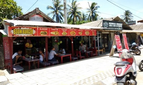 Aktivitas di kawasan Pantai Kuta, kawasan ekonomi khusus (KEK) Mandalika, Lombok Tengah, tampak lengang pada Sabtu (9/2).