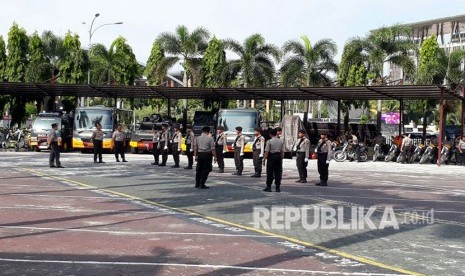 Aktivitas di Mapolda Riau, baik pelayanan masyarakat dan pengamanan reguler, berangsur kondusif, Kamis (17/5). Meski begitu, pengamanan untuk masuk ke lingkungan Mapolda Riau memang diperketat.