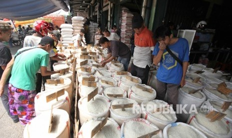 Aktivitas di Pasar Induk Beras Cipinang, Jakarta, Ahad (3/9).Pemerintah melalui Kementerian Perdagangan telah menetapkan Harga Eceran Tertinggi (HET) untuk komiditi beras yang mulai diberlakukan sejak Jumat (1/9). 