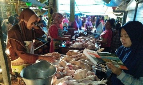 Aktivitas di pasar tradisional usal libur Lebaran 2018.