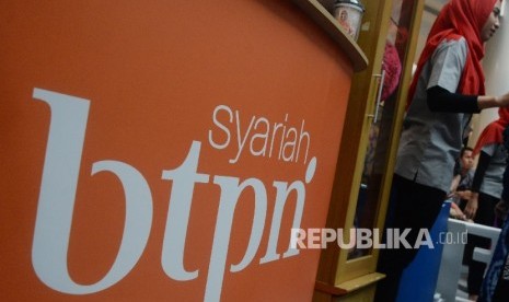  Aktivitas di stand BTPN Syariah, Jakarta, Jumat (20/10).  PT BTPN Syariah Tbk mencatatkan pertumbuhan pembiayaan sebesar Rp 8,74 triliun pada akhir Juni 2020. 