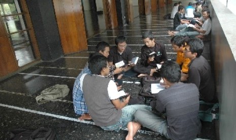 Aktivitas diskusi mahasiswa di serambi Masjid Salman ITB.