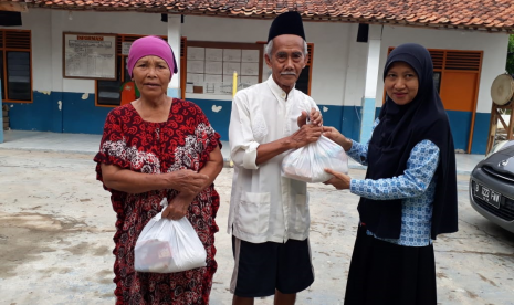 Aktivitas  Gerakan berbagi yang digagas Rumah Pendidikan MIPA (RPM) Cikarang.