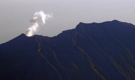 Aktivitas Gunung Agung terlihat dari pesawat komersil saat melintas di atas pulau Bali, Minggu (29/10). 