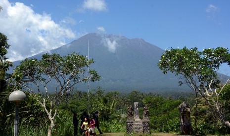 Aktivitas Gunung Agung yang dipantau dari posko pemantauan gunung di Desa Rendang, Karangasem, Bali, Minggu (29/10). 