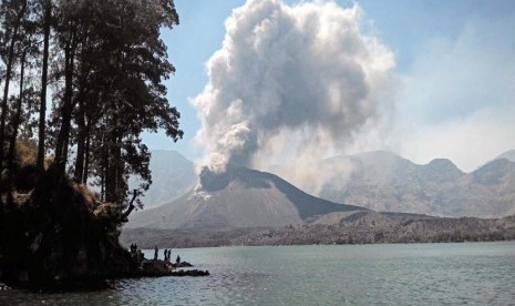 Gunung meletus (ilustrasi)