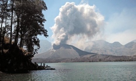 Aktivitas Gunung Barujari yang berada di tengah danau Segara Anak mengeluarkan debu vulkanik saat meletus di Sembalun, Lombok Timur, NTB, Ahad  (25/10)