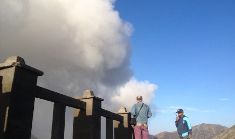 Aktivitas Gunung Bromo difoto pada Selasa (17/11) pukul 07/30 WIB.