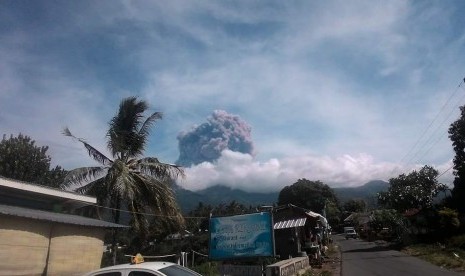 Aktivitas gunung Rinjani, Selasa (27/9).