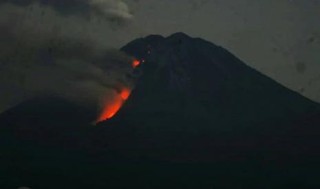 Aktivitas Semeru Meningkat, Lava yang Turun Makin Banyak. Aktivitas Gunung Semeru mengalami peningkatan sejak Jumat (27/11).