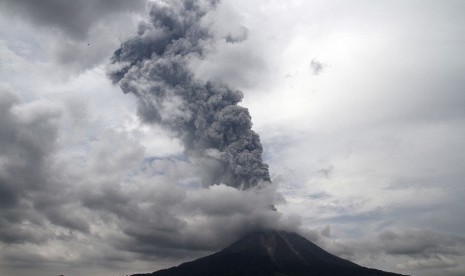   Aktivitas Gunung Sinabung yang kembali mengeluarkan semburan abu vulkanik di lihat dari Desa Tiga Pancur, Kabupaten Karo, Sumut, Selasa (5/11).    (Antara/Rony Muharrman)