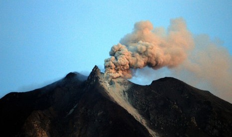 Aktivitas Gunung Sinabung yang masih menyemburkan debu vulkanik.   (Antara/Irsan Mulyadi)